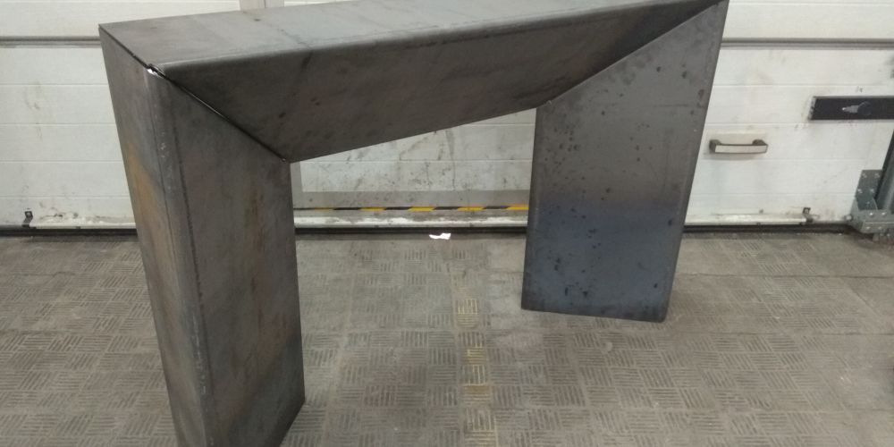 фото стол из листового металла